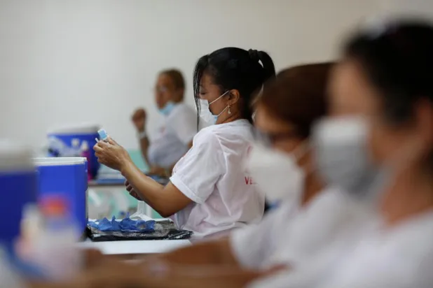 مركز للتلقيح في كراكاس (رويترز)