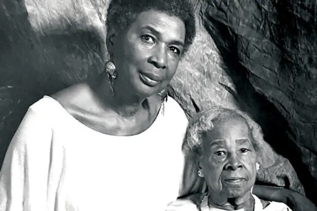 لويز ميريويذر تتذكر أجواء روايتها الأولى