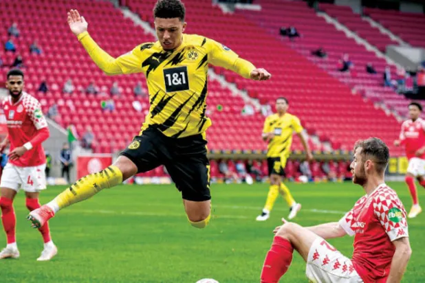 لاعبون كثيرون فضلوا الرحيل عن الدوري الإنجليزي بعد انتقال سانشو إلى دورتموند (إ.ب.أ)