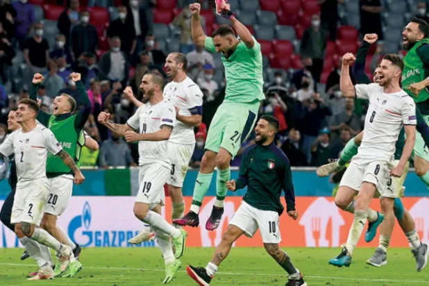 لاعبو إيطاليا وفرحة تخطي بلجيكا والتأهل للمربع الذهبي في كأس أوروبا (إ.ب.أ)