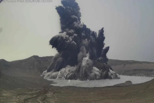 بركان في الفلبين ينفث غازاً ساماً ويهدد مئات الآلاف في مانيلا