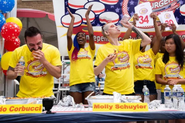 تناول 34 شطيرة «برغر» في 10 دقائق بمسابقة أميركية