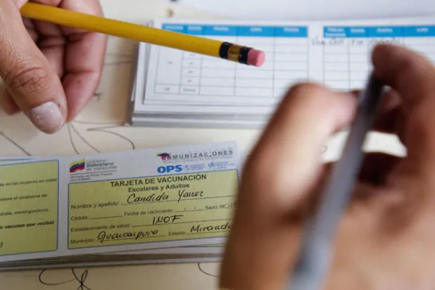 ضبط شبكة إلكترونية لتزييف شهادات تطعيم «كورونا»