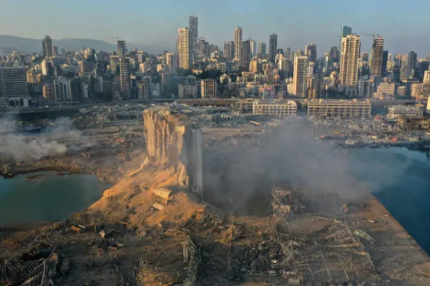 قاضي التحقيق في انفجار مرفأ بيروت يرمي «كرة التعطيل» عند السلطة السياسية