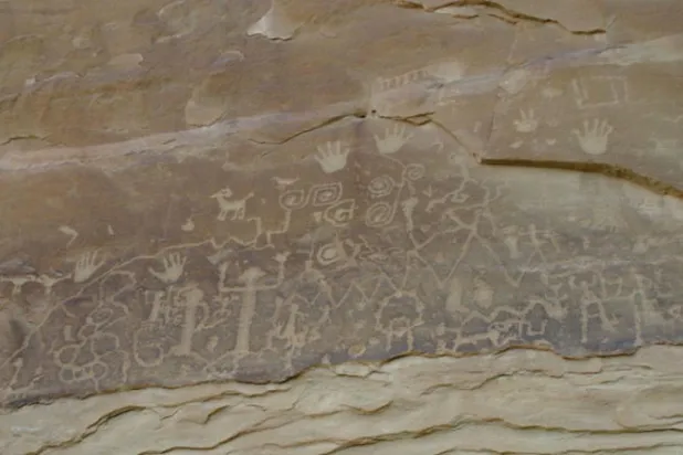 حل لغز «ورنيش الصخور» في الصحراء