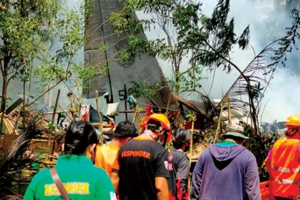 عشرات القتلى في تحطّم طائرة عسكرية بالفلبين