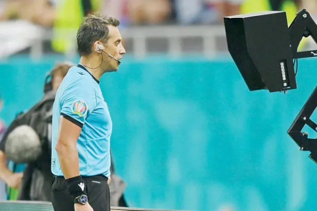 براعة التحكيم وتحسن «الفار»... من بين أبرز الأحداث غير المتوقعة في «يورو 2020»