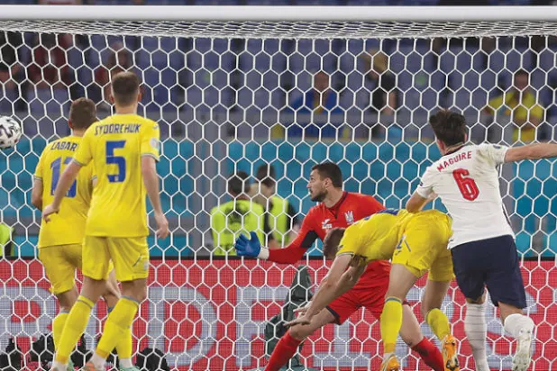 ماغواير (رقم 8 يمين) يسجل برأسه ثالث أهداف إنجلترا في مرمى أوكرانيا (أ.ب)