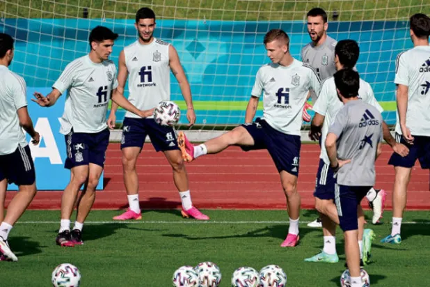 لاعبو إسبانيا يأملون بالعودة للقمة من البوابة الإيطالية (أ.ف.ب)