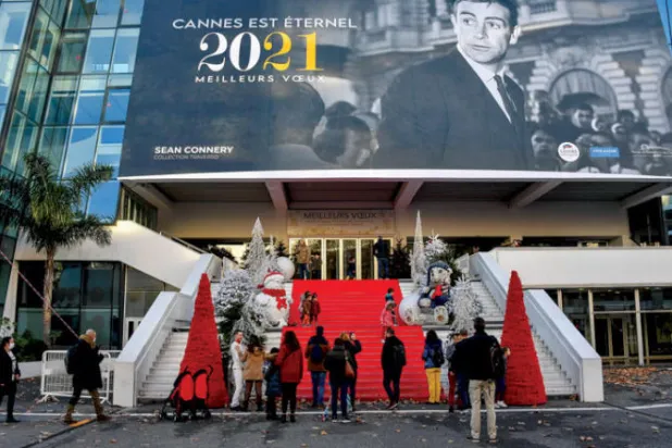 لا عناق على السجادة الحمراء في «كان»... و«الأفضلية لأفلام المخرجات»