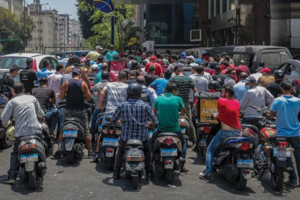 حل مؤقت لأزمة المحروقات في لبنان والمحطات تطالب بالحماية الأمنية