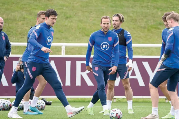 المنتخب الإنجليزي خاض التدريبات بكامل عتاده استعداداً لمواجهة الدنمارك (أ.ف.ب)