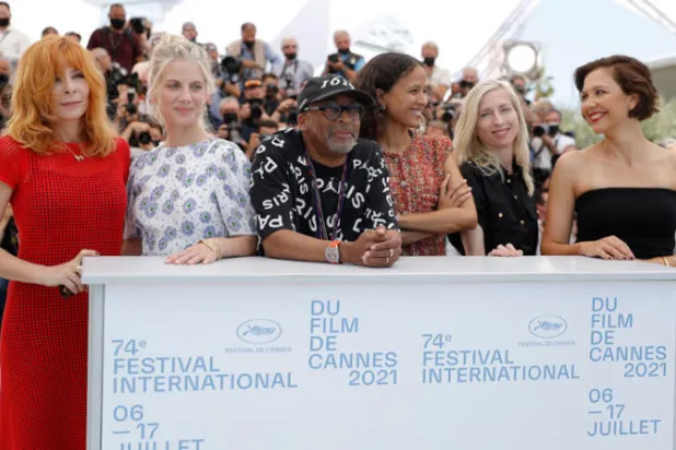 «كان» يعود بعرض سينمائي كبير... بلا كمامات