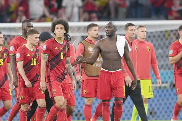 لوكاكو يتقدم موكب بلجيكا الحزين بعد الهزيمة أمام إيطاليا (رويترز)