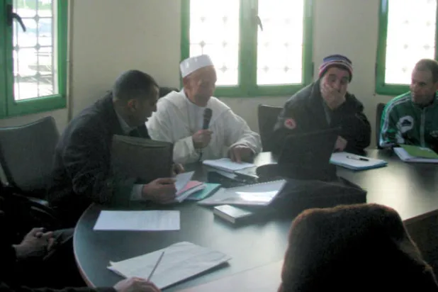 أعضاء جمعية منسيي عصيان 1871 يتوسطهم رئيسها حسن بلعربي (الشرق الأوسط)