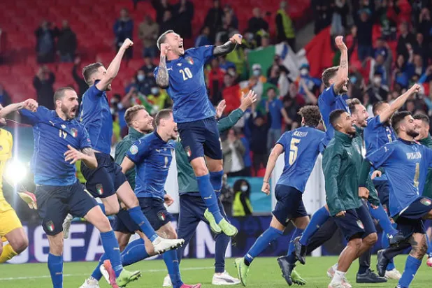 لاعبو إيطاليا يحتفلون باجتياز عقبة إسبانيا والوصول لنهائي كأس أوروبا (رويترز)