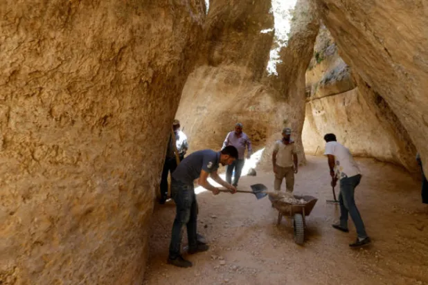 «فجّ» معلولا ينفض غبار الحرب السورية