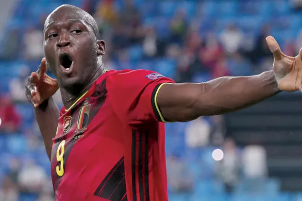 لوكاكو يحتفل بالهدف الثاني من هدفيه في  شباك روسيا في يورو 2020 (رويترز)