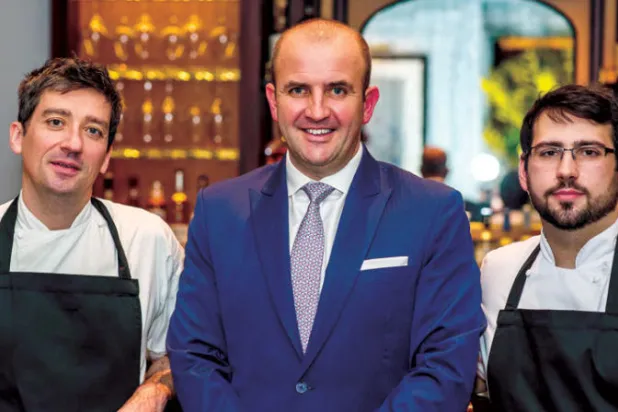 ستيورات بروكتر يتوسط الشيف بين تيش وجوزيف روغولسكي