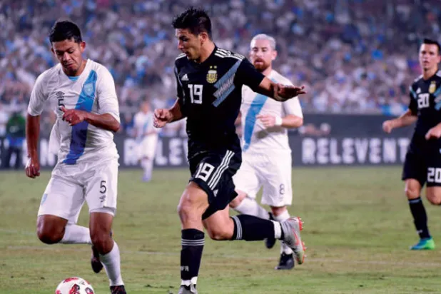 جيوفاني سيميوني يسجل أول هدف له مع المنتخب الأرجنتيني في شباك غواتيمالا عام 2018 (غيتي)