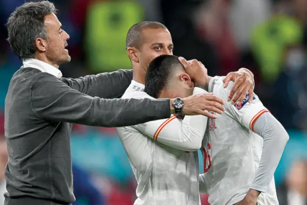 إنريكي وألكانتارا يواسيان بيدري الذي انخرط في البكاء بعد خسارة إسبانيا بركلات الترجيح (إ.ب.أ)