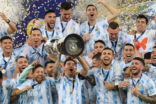 لاعبو الأرجنتين يتوسطهم القائد ميسي يحتفلون بكأس بطولة أميركا الجنوبية (أ.ف.ب)