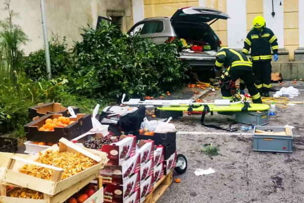 مسنّ يفقد السيطرة على سيارته ويصيب 13 في سوق بالنمسا