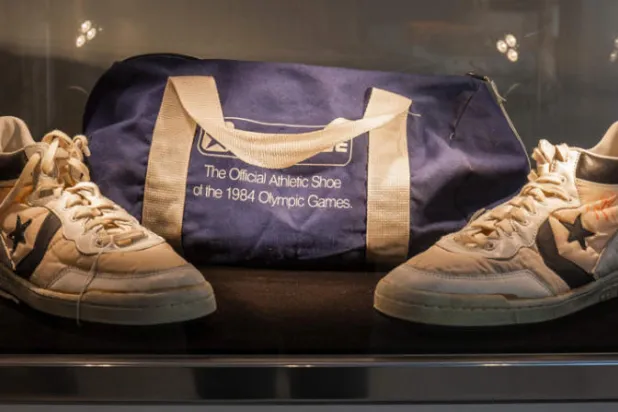 «سوذبيز» تسعى لتحطيم رقم قياسي في مزاد على أحذية عدائين