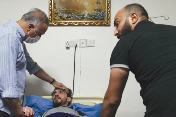 الكاظمي والحكيم وبلاسخارت يزورون ناشطاً خطفه مجهولون