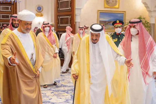 الملك سلمان بن عبد العزيز لدى استقباله السلطان هيثم بن طارق (واس)