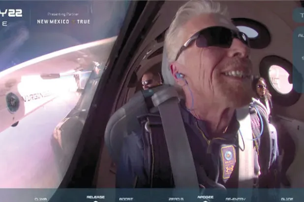 ريتشارد برانسون يهبط بعد تحليقه في الفضاء بمركبته الخاصة