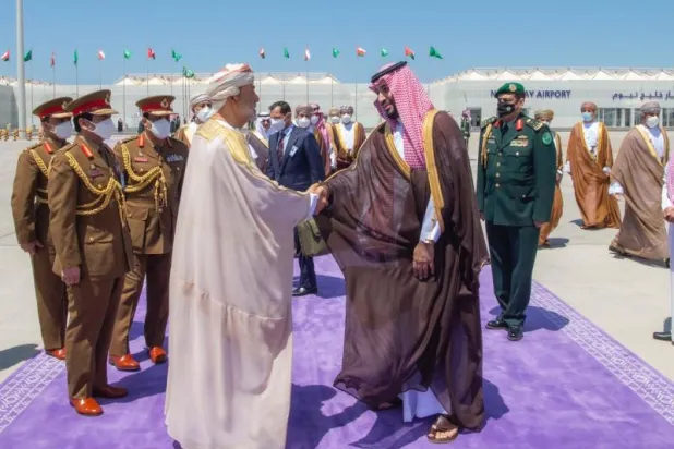 سلطان عُمان يغادر السعودية... والأمير محمد بن سلمان في وداعه