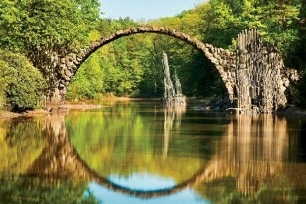 Almanya'nın simgelerinden Rakotz Köprüsü yeniden açıldı 