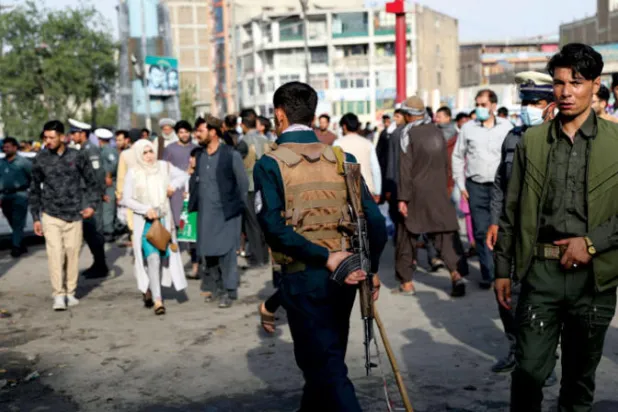 {طالبان} تنقل المعركة من الأرياف إلى المدن... و«البنتاغون» يستهدفها بغارات