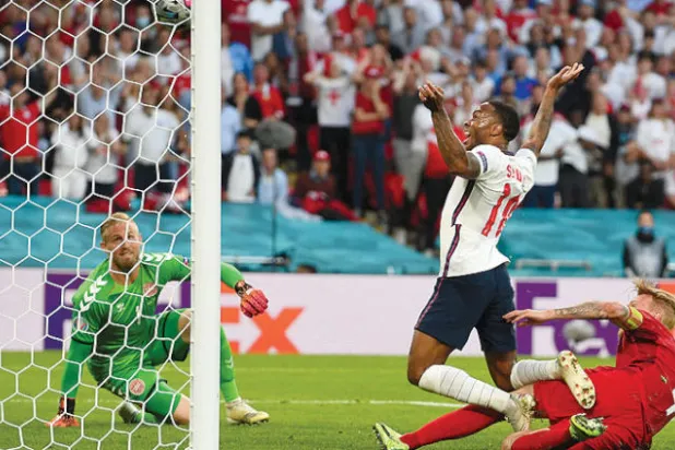 ستيرلينغ يهز شباك الدنمارك في نصف نهائي {يورو 2020} (أ.ف.ب)