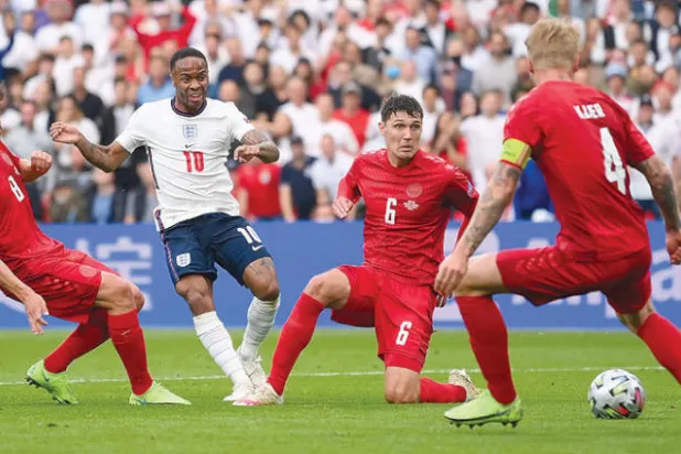 رحيم سترلينغ أمام الدنمارك في نصف نهائي «يورو 2020» (أ.ف.ب)