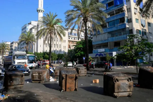 انهيار قياسي لسعر الليرة ومظاهرات وقطع طرق في بيروت والمناطق