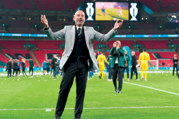 جيانلوكا فيالي وفرحة التتويج بكأس أوروبا (أ.ب)