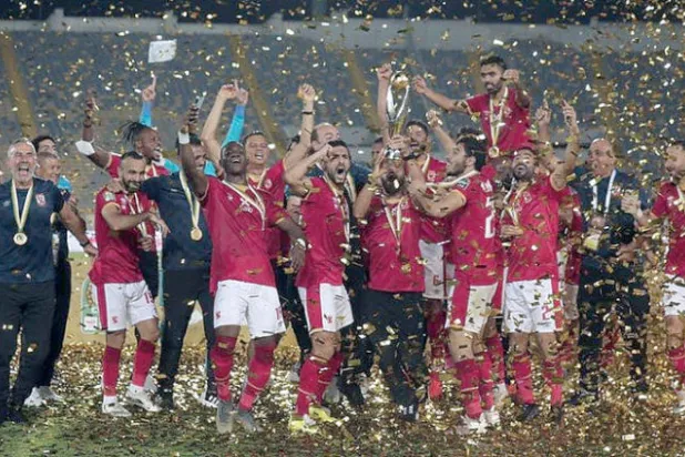 الأهلي المصري على منصة التتويج يحتفل بكأس أبطال أفريقيا للمرة العاشرة في تاريخه  (الشرق الأوسط)