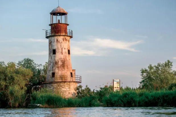 المنارة القديمة التي يعود تاريخها إلى عام 1869 في سولينا برومانيا (شاترستوك)