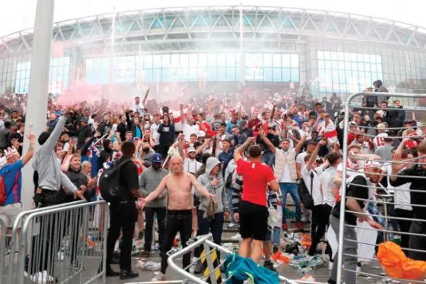 إنجلترا تفتح تحقيقاً في أحداث نهائي أوروبا وتوقف متورطين بالشغب والعنصرية