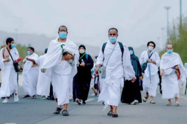 Hacılar bayramın ilk gününde şeytan taşladı ve kurbanlarını kesti