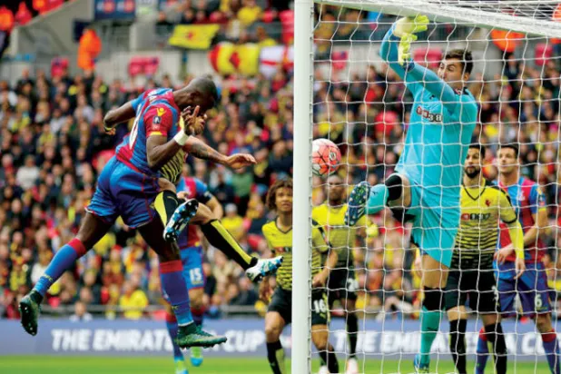 رأسية بولاسي تهدي كريستال بالاس هدفاً في شباك واتفورد بنصف نهائي كأس إنجلترا عام 2016 (غيتي)