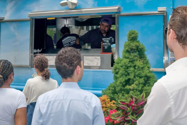 عربات بيع الطعام معلم رئيسي من معالم نيويورك (نيويورك تايمز)