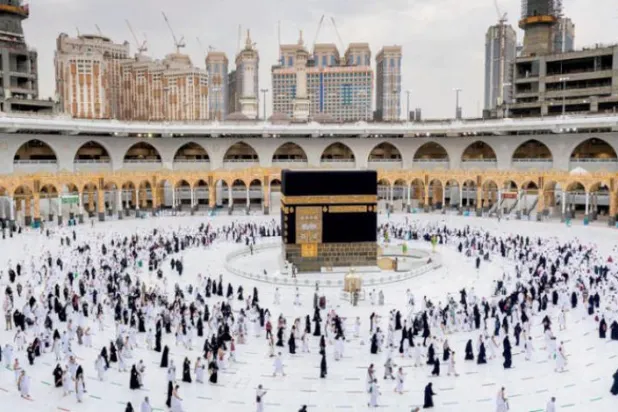 Kabe’yi tavaf eden hacılar. (SPA)