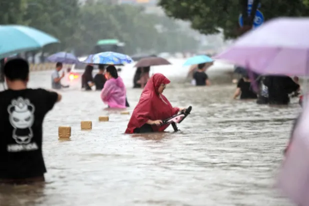 الصين تسابق الزمن للسيطرة على الفيضانات