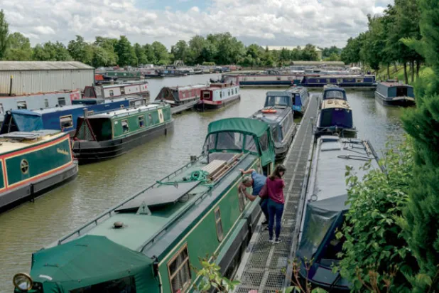 في بريطانيا يختار المزيد من الناس العيش في المراكب السكنية واصفينها بأنها منازلهم (نيويورك تايمز)