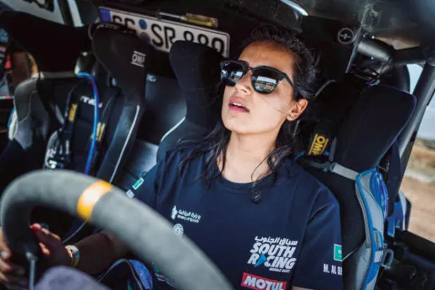 العبيدان على متن سيارتها خلال مرحلة التدريبات (الشرق الأوسط)
