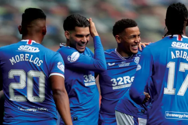 يانيس هاجي (الثاني من اليسار) بعد التتويج بلقب الدوري الاسكوتلندي الممتاز (رويترز)