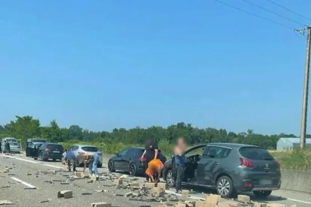 سائقون يتهافتون على كبسولات قهوة سقطت من شاحنة تعرضت لحادث (فيديو)